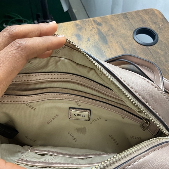 GUESS womens Top Zip bag - Picture 6 of 8